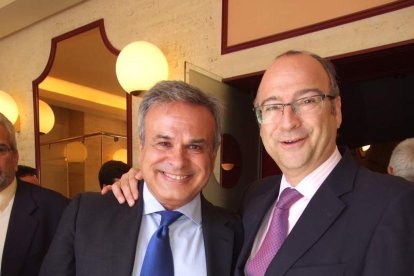 Los hermanos Manuel y Ángel López Jerez rememoran su Romería entre rezos y cánticos. Fotos: JA BARRIOS