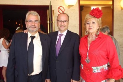 Los hermanos Manuel y Ángel López Jerez rememoran su Romería entre rezos y cánticos. Fotos: JA BARRIOS