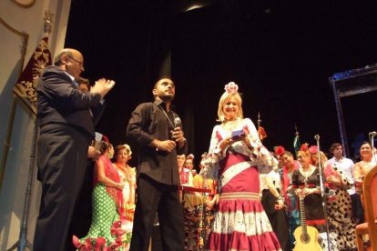 Los hermanos Manuel y Ángel López Jerez rememoran su Romería entre rezos y cánticos. Fotos: JA BARRIOS