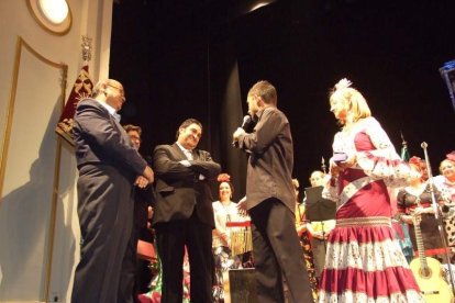 Los hermanos Manuel y Ángel López Jerez rememoran su Romería entre rezos y cánticos. Fotos: JA BARRIOS