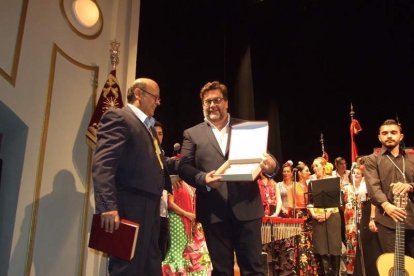 Los hermanos Manuel y Ángel López Jerez rememoran su Romería entre rezos y cánticos. Fotos: JA BARRIOS