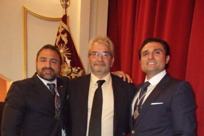 Los hermanos Manuel y Ángel López Jerez rememoran su Romería entre rezos y cánticos. Fotos: JA BARRIOS