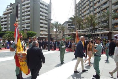 300 civiles juran bandera en el Día de las Fuerzas Armadas en la Rambla de Almería.