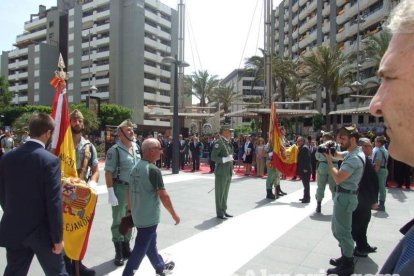 300 civiles juran bandera en el Día de las Fuerzas Armadas en la Rambla de Almería.