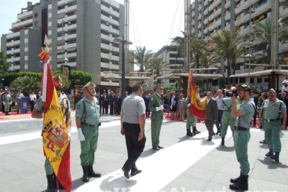 300 civiles juran bandera en el Día de las Fuerzas Armadas en la Rambla de Almería.
