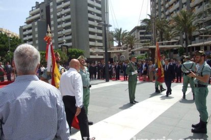300 civiles juran bandera en el Día de las Fuerzas Armadas en la Rambla de Almería.