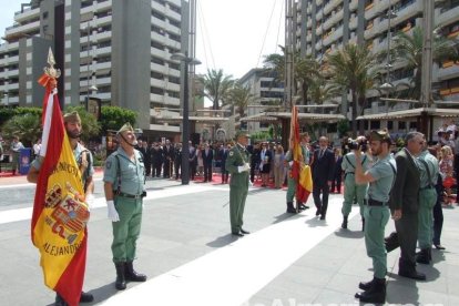 300 civiles juran bandera en el Día de las Fuerzas Armadas en la Rambla de Almería.