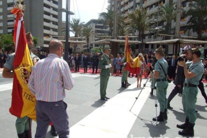 300 civiles juran bandera en el Día de las Fuerzas Armadas en la Rambla de Almería.