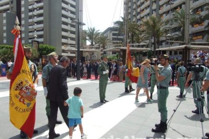 300 civiles juran bandera en el Día de las Fuerzas Armadas en la Rambla de Almería.