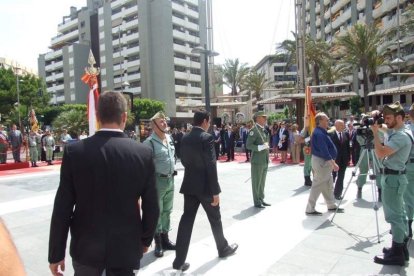 300 civiles juran bandera en el Día de las Fuerzas Armadas en la Rambla de Almería.