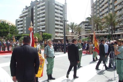 300 civiles juran bandera en el Día de las Fuerzas Armadas en la Rambla de Almería.