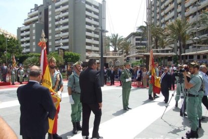 300 civiles juran bandera en el Día de las Fuerzas Armadas en la Rambla de Almería.