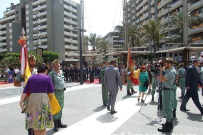 300 civiles juran bandera en el Día de las Fuerzas Armadas en la Rambla de Almería.