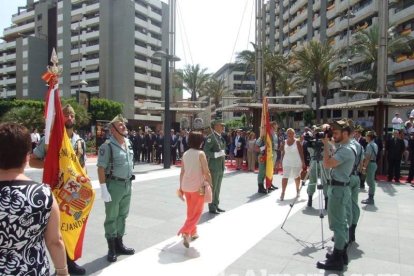 300 civiles juran bandera en el Día de las Fuerzas Armadas en la Rambla de Almería.