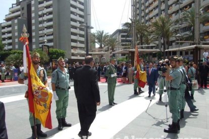300 civiles juran bandera en el Día de las Fuerzas Armadas en la Rambla de Almería.