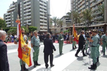 300 civiles juran bandera en el Día de las Fuerzas Armadas en la Rambla de Almería.