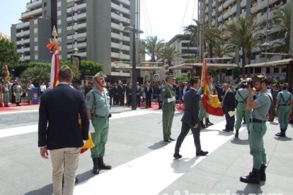 300 civiles juran bandera en el Día de las Fuerzas Armadas en la Rambla de Almería.