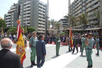 300 civiles juran bandera en el Día de las Fuerzas Armadas en la Rambla de Almería.
