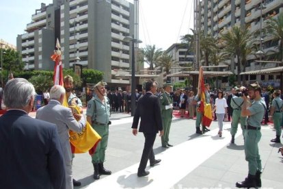 300 civiles juran bandera en el Día de las Fuerzas Armadas en la Rambla de Almería.