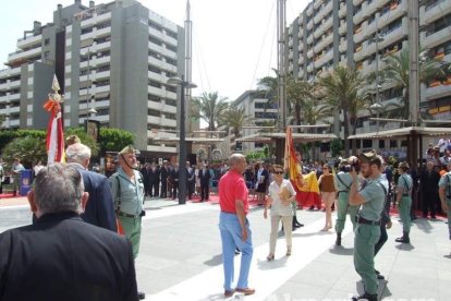 300 civiles juran bandera en el Día de las Fuerzas Armadas en la Rambla de Almería.
