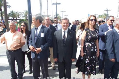 300 civiles juran bandera en el Día de las Fuerzas Armadas en la Rambla de Almería.