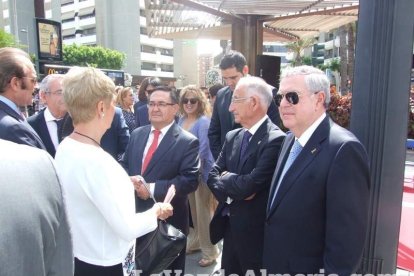 300 civiles juran bandera en el Día de las Fuerzas Armadas en la Rambla de Almería.
