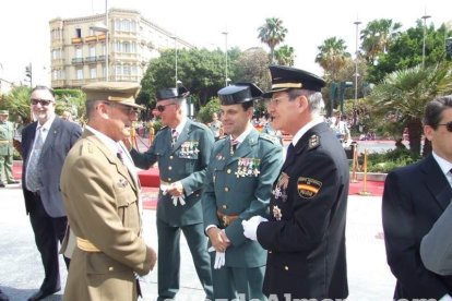300 civiles juran bandera en el Día de las Fuerzas Armadas en la Rambla de Almería.
