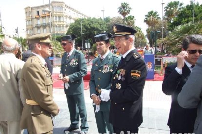 300 civiles juran bandera en el Día de las Fuerzas Armadas en la Rambla de Almería.