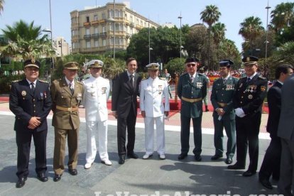 300 civiles juran bandera en el Día de las Fuerzas Armadas en la Rambla de Almería.