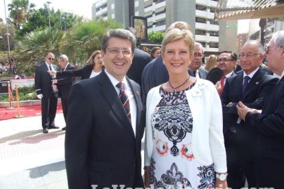 300 civiles juran bandera en el Día de las Fuerzas Armadas en la Rambla de Almería.
