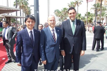 300 civiles juran bandera en el Día de las Fuerzas Armadas en la Rambla de Almería.