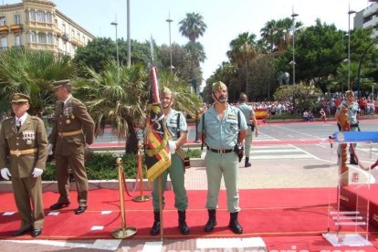 300 civiles juran bandera en el Día de las Fuerzas Armadas en la Rambla de Almería.