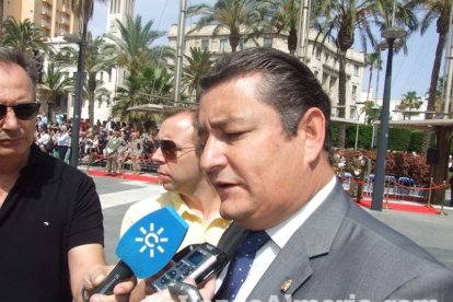 300 civiles juran bandera en el Día de las Fuerzas Armadas en la Rambla de Almería.