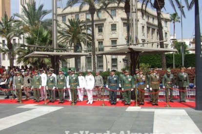 300 civiles juran bandera en el Día de las Fuerzas Armadas en la Rambla de Almería.