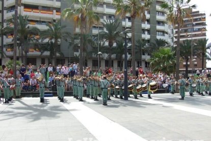 300 civiles juran bandera en el Día de las Fuerzas Armadas en la Rambla de Almería.