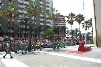 300 civiles juran bandera en el Día de las Fuerzas Armadas en la Rambla de Almería.