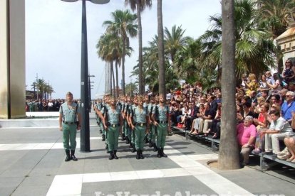 300 civiles juran bandera en el Día de las Fuerzas Armadas en la Rambla de Almería.