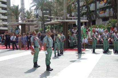 300 civiles juran bandera en el Día de las Fuerzas Armadas en la Rambla de Almería.