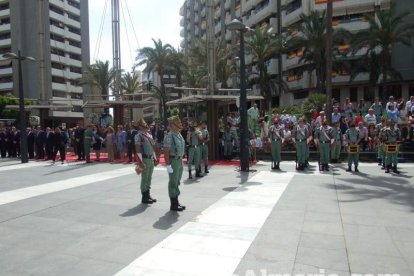 300 civiles juran bandera en el Día de las Fuerzas Armadas en la Rambla de Almería.