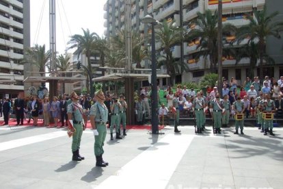 300 civiles juran bandera en el Día de las Fuerzas Armadas en la Rambla de Almería.