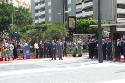 300 civiles juran bandera en el Día de las Fuerzas Armadas en la Rambla de Almería.