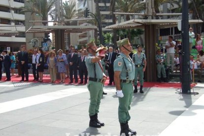 300 civiles juran bandera en el Día de las Fuerzas Armadas en la Rambla de Almería.