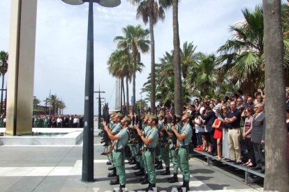 300 civiles juran bandera en el Día de las Fuerzas Armadas en la Rambla de Almería.