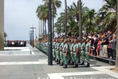 300 civiles juran bandera en el Día de las Fuerzas Armadas en la Rambla de Almería.