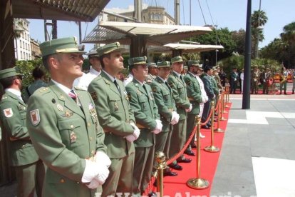 300 civiles juran bandera en el Día de las Fuerzas Armadas en la Rambla de Almería.