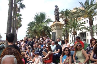 300 civiles juran bandera en el Día de las Fuerzas Armadas en la Rambla de Almería.