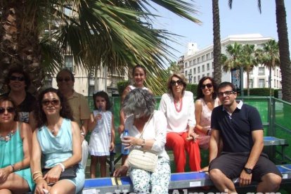300 civiles juran bandera en el Día de las Fuerzas Armadas en la Rambla de Almería.