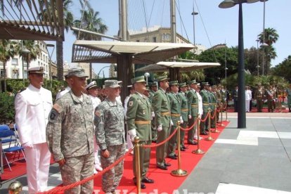 300 civiles juran bandera en el Día de las Fuerzas Armadas en la Rambla de Almería.