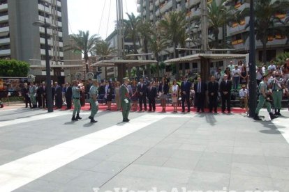 300 civiles juran bandera en el Día de las Fuerzas Armadas en la Rambla de Almería.