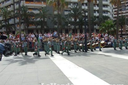 300 civiles juran bandera en el Día de las Fuerzas Armadas en la Rambla de Almería.